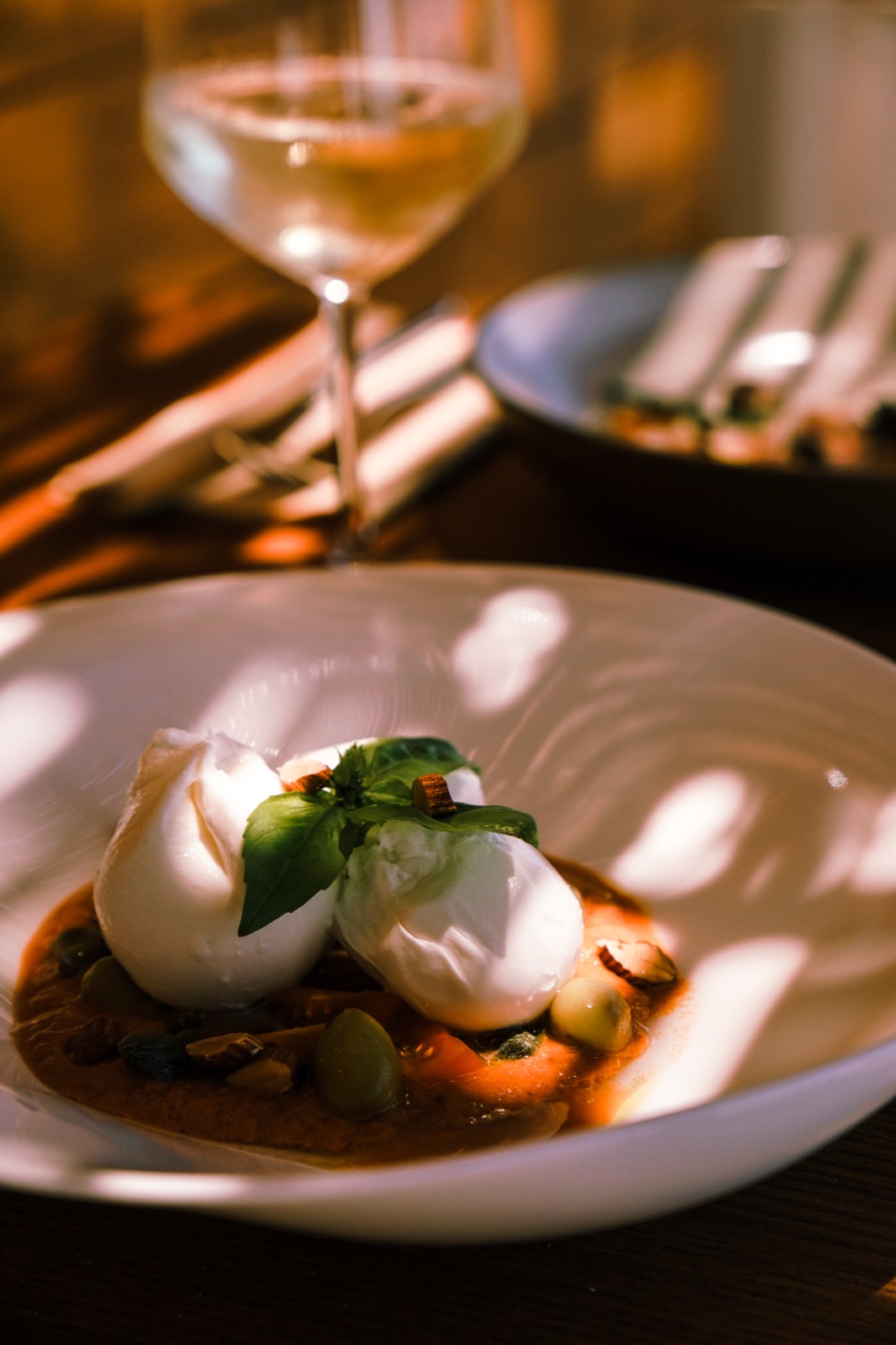 Burrata con basilico, pomodoro e olive