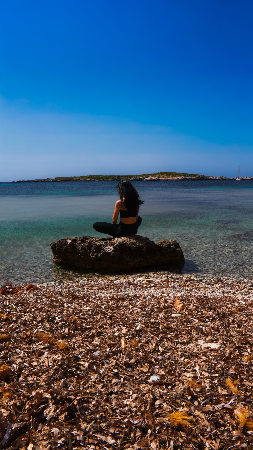 Yoga sul mare al tramonto