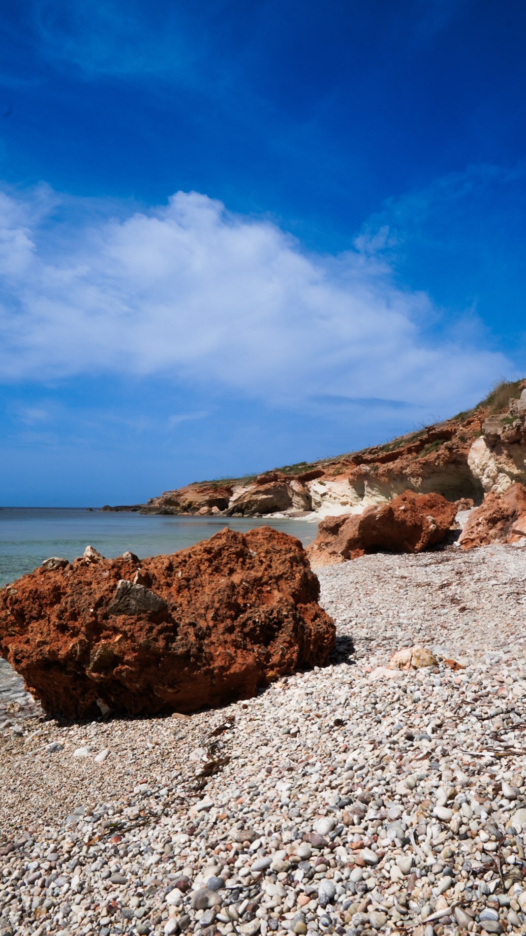 Rocce rosse sulla spiaggia