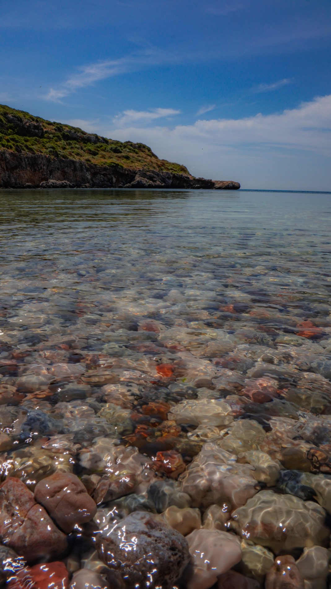 Acqua cristallina sui ciottoli