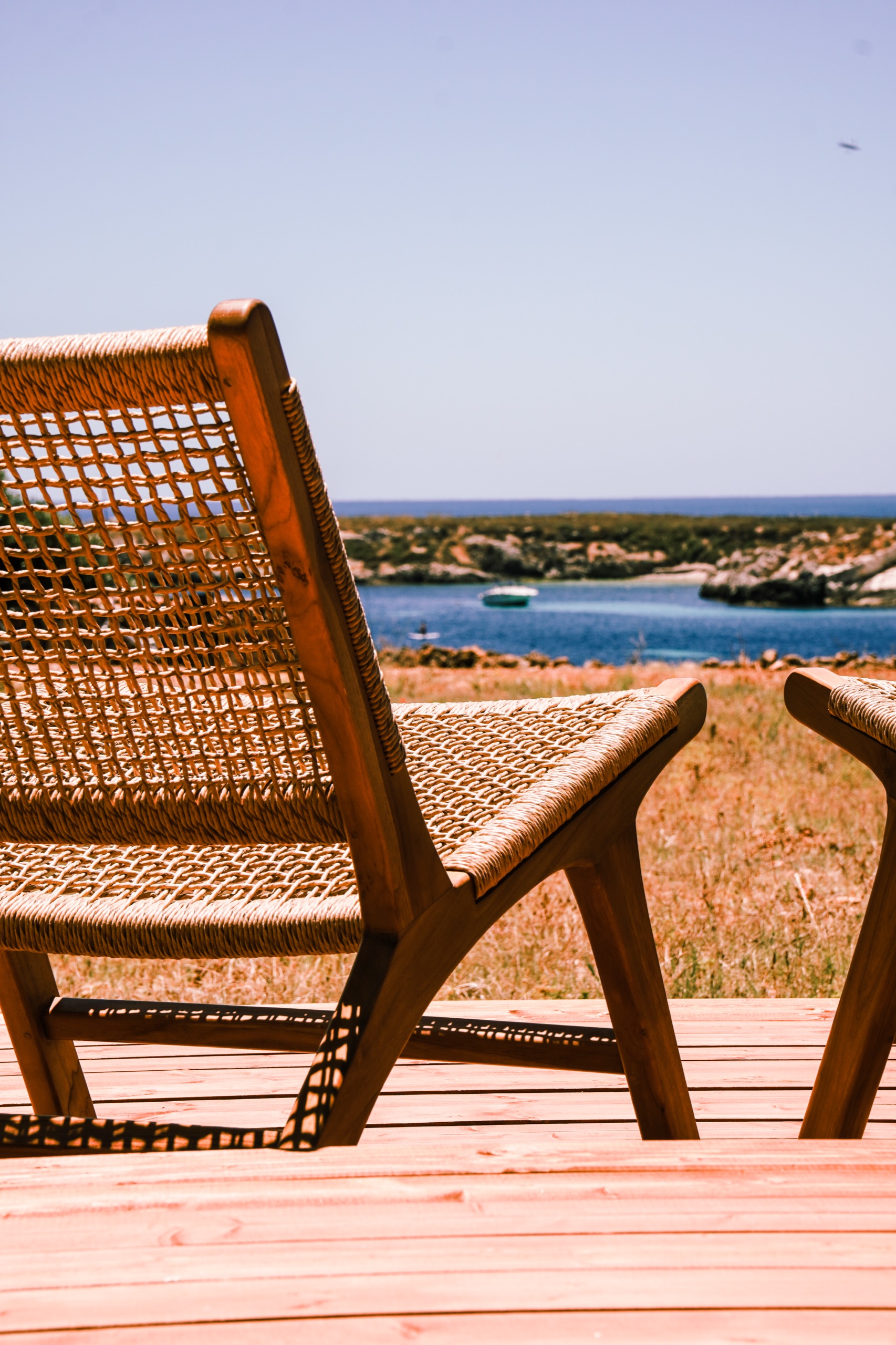 Poltrone intrecciate sul deck fronte cala